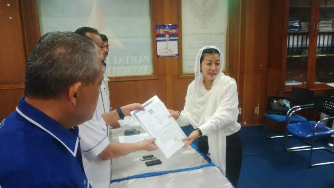 Wanita emas, Hasnaeni Moeni