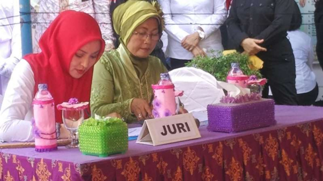 Angelina Sondakh (kiri) jadi juri peragaan busana di Rutan Pondok Bambu