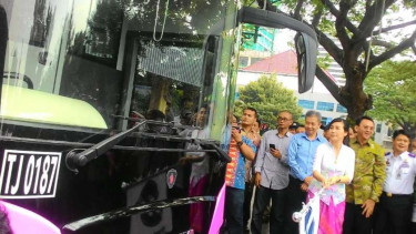 Ketua PKK DKI Veronica Tan melepas pengoperasian bus TransJakarta khusus wanita