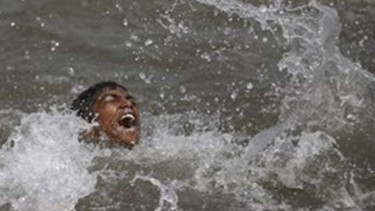 Seorang bocah India memilih berenang untuk mengatasi cuaca panas, 21/4/2016.