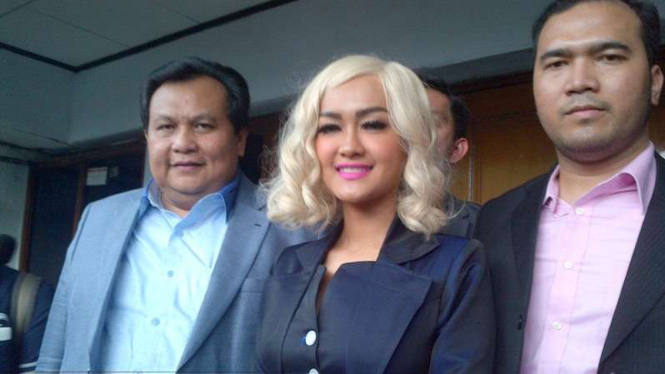 Julia Perez sempat dirawat di rumah sakit