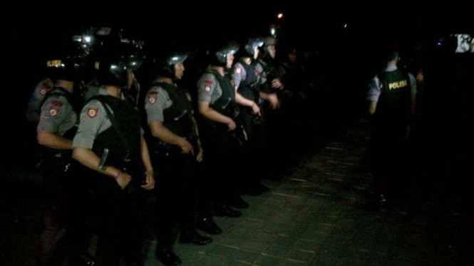Sejumlah polisi berjaga lakukan pengamanan.