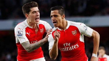 Pemain Arsenal Hector Bellerin dan Alexis Sanchez