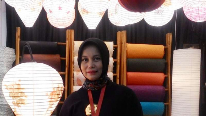 Pengrajin lampion di Inacfraft 2016.