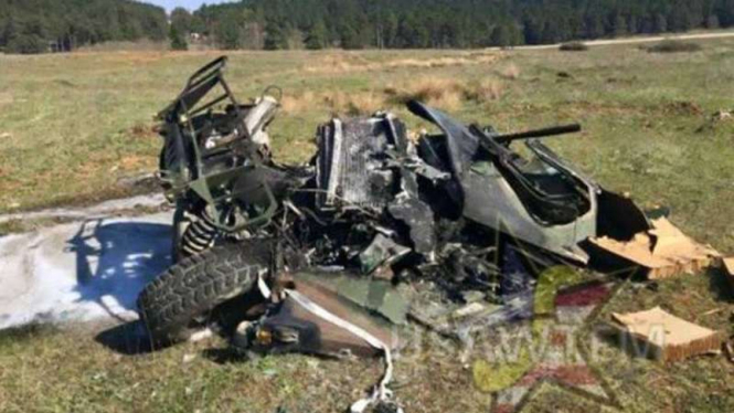 Mobil Humvee yang hancur berantakan setelah jatuh dari pesawat.