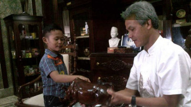  Daffa Farros Oktoviarto bocah pengadang motor di Semarang saat berdialog dengan Gubernur Jawa Tengah Ganjar Pranowo, Jumat (22/4/2016)
