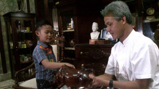  Daffa Farros Oktoviarto bocah pengadang motor di Semarang saat berdialog dengan Gubernur Jawa Tengah Ganjar Pranowo, Jumat (22/4/2016)