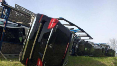 Truk angkut mobil-mobil mewah terguling