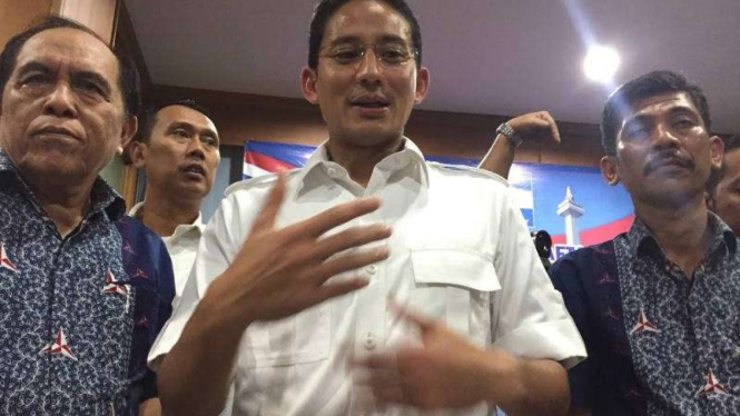 Kandidat Calon Gubernur DKI Sandiaga Uno saat menyerahkan berkas pendaftaran calon gubernur ke DPP Partai Demokrat, 22/4/2016.