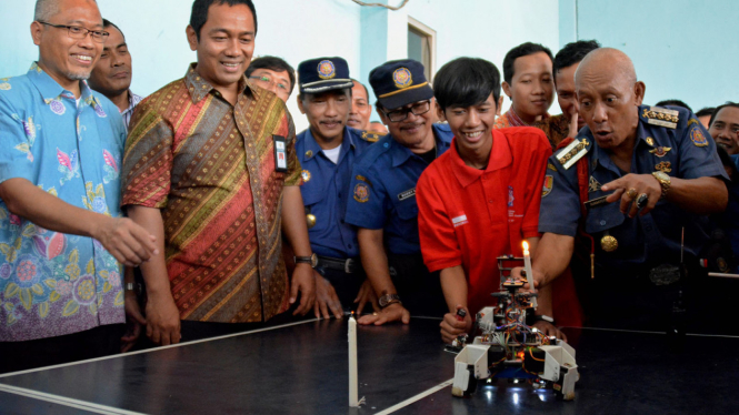 Robot pemadam api karya mahasiswa Unissula menang dalam kontes di AS.