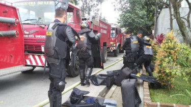 Aparat turun mengamankan kebakaran dan kerusuhan di Lapas Banceuy
