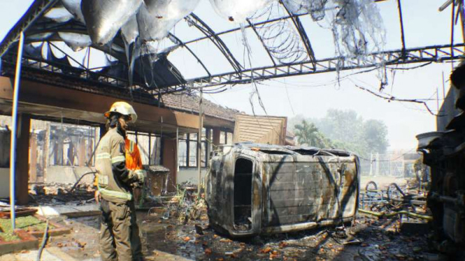 Petugas kebakaran memadamkan api yang membakar bangunan Lapas Klas II A Banceuy Bandung, Jawa Barat, Sabtu (23/4/2016)