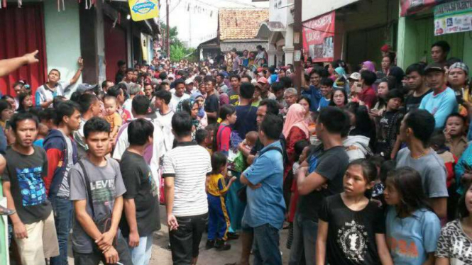 Warga memadati lokasi pembunuhan.