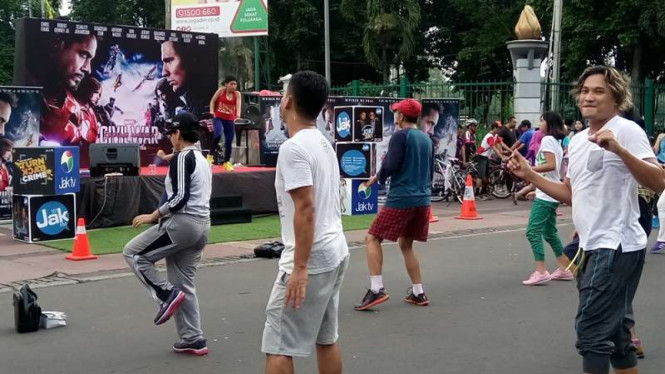 Senam zumba di Car Free Day, Jakarta, Minggu, 24 April 2016