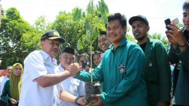 Mahasiswa KKN bersama Bupati Kabupaten Jeneponto saat penanaman pohon.