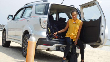 Nadine Chandrawinata dan Toyota Rush.