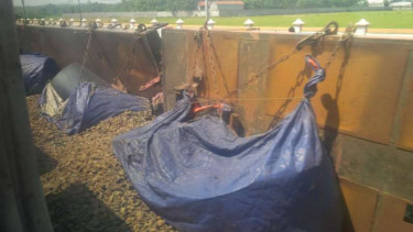KA 2502 pengangkut baja koil terguling di dekat Stasiun Batang