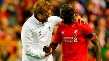 Manajer Liverpool, Juergen Klopp (kiri) dan Mamadou Sakho.