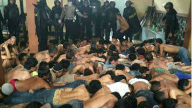 Penanganan kerusuhan di Lapas Narkoba Kelas II A, Banceuy, Bandung, Jawa Barat.