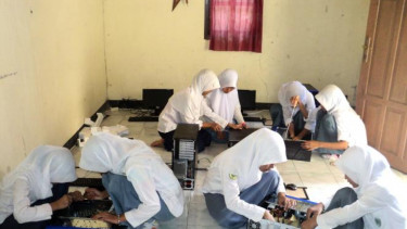 Ilustrasi pelajar SMK sedang belajar merakit komputer jaringan.