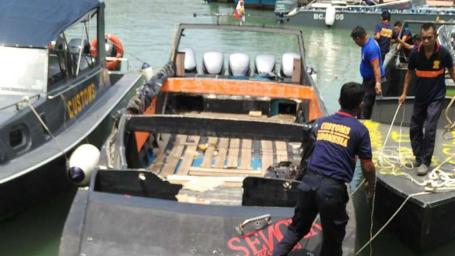 Bea Cukai menembaki kapal bermuatan rokok