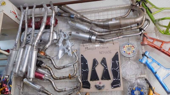 Ragam knalpot aftermarket di Kebon Jeruk, Jakarta.