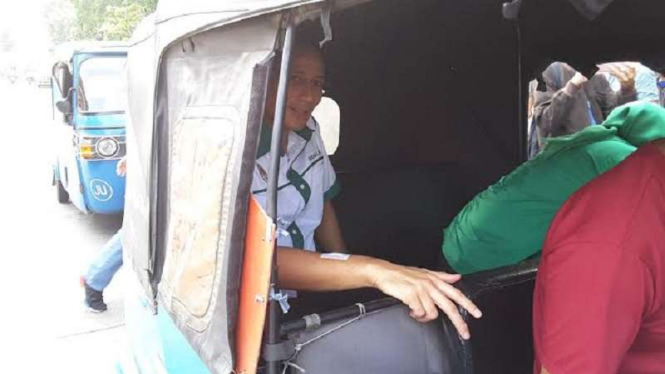 Sandiaga Uno saat naik bajaj ke pasar,27 April 2016.