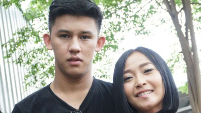 Jevin Julian dan Rini Wulandari (Rini Idol)