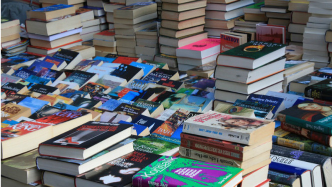 Tumpukan buku.
