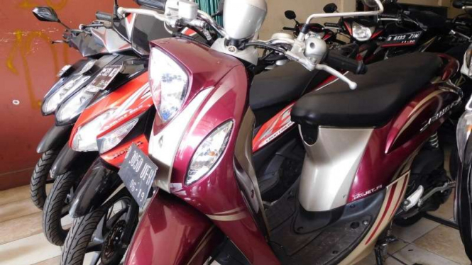 Motor matik bekas di pasaran Condet Raya, Jakarta.