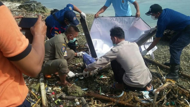 Petugas evakuasi mayat tanpa kepala di Pulau Tidung, Rabu, 27 April 2016.
