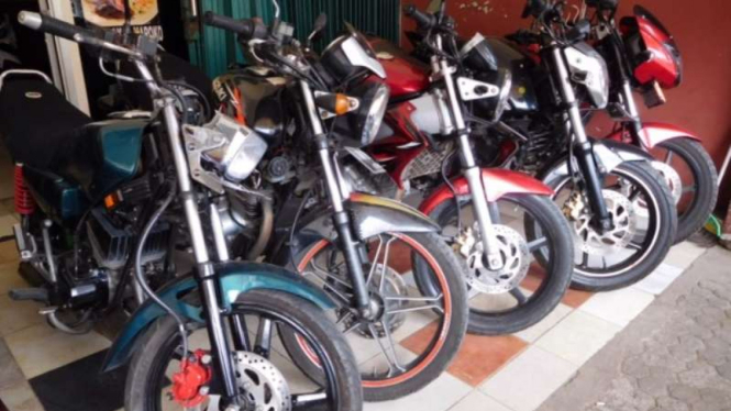 Deretan motor sport bekas di kawasan Condet, Jakarta Timur.