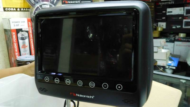 Monitor headrest yang bisa dipasang di jok dan atap kabin.