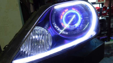 Lampu mobil kombinasi LED dan HID.