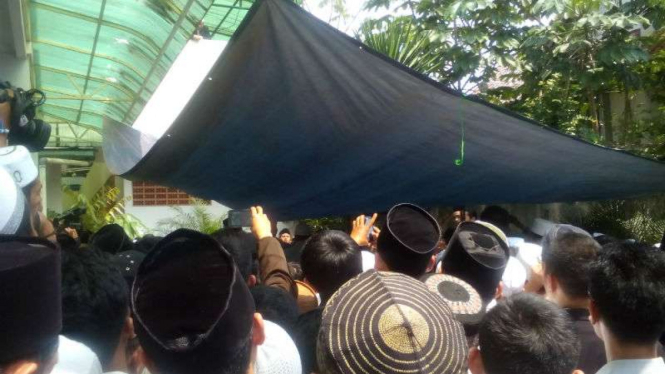 Prosesi pemakaman KH Ali Mustofa Yaqub