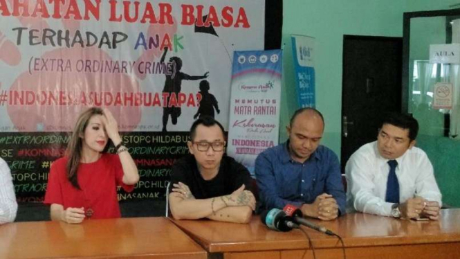 Kiki Mirano berkacamata di Komnas PA