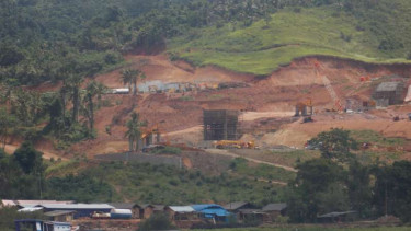 Aktivitas tambang bijih besi di Pulau Bangka Minahasa Utara. Puluhan pekerja asal Tiongkok di tambang ini tak memiliki izin tinggal, Kamis (28/4/2016)