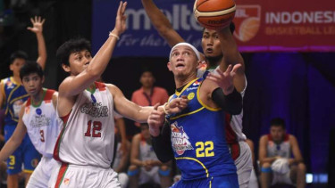 Pebasket Satria Muda Pertamina Jakarta, Vinton Nolland Surawi (tengah, biru).