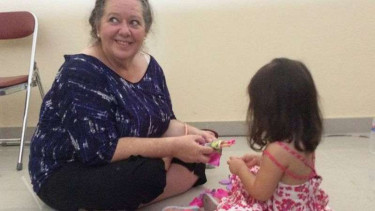 Lindsay Sandiford bersama cucunya yang diijinkan menjenguknya di penjara.