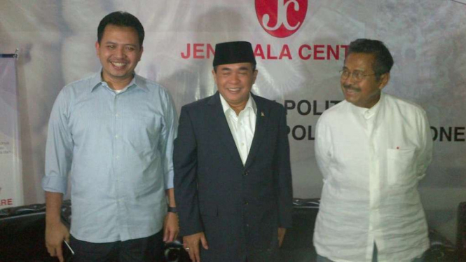 Ade Komarudin (tengah)