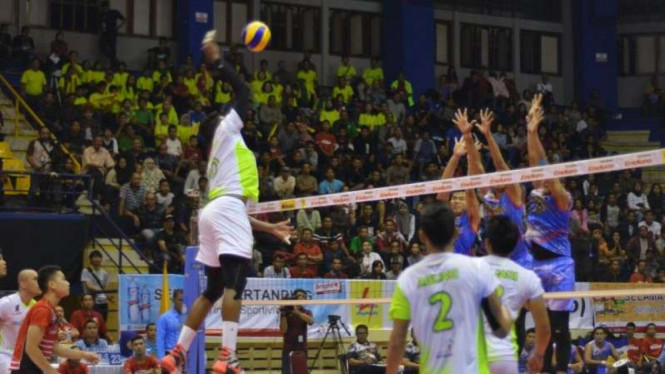 Jakarta Pertamina Energi (putih) di Final Four Proliga 2016