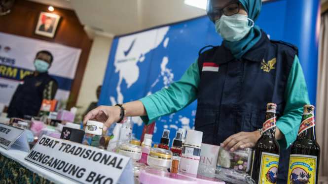 Razia obat-obatan ilegal oleh tim dari BPOM.