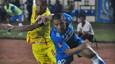 Pemain Persib Bandung, Tantan (biru).