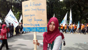 Fauziah, buruh wanita yang bekerja di pabrik otomotif di kawasan Cikarang, Jawa 