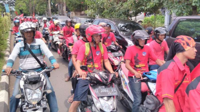 Massa buruh di Garut saat melakukan aksi, Minggu, 1 Mei 2016.