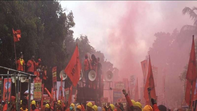 Demo buruh di kawasan Istana