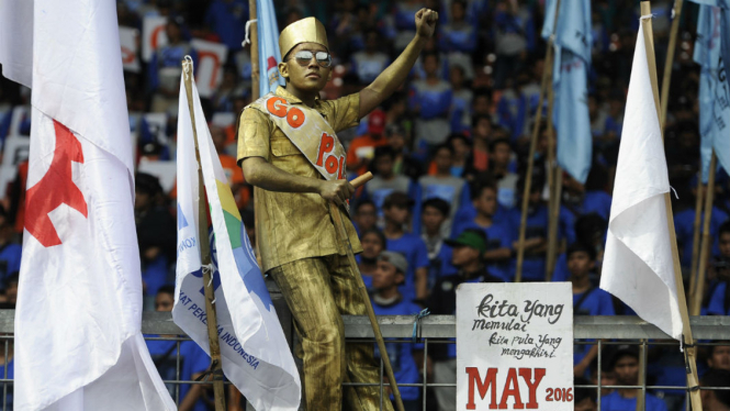Buruh dari berbagai aliansi mengikuti puncak peringatan Hari Buruh Internasional di Stadion Utama Gelora Bung Karno, Senayan, Jakarta, Minggu (1/5/2016).