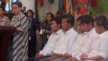 Menlu Retno LP Marsudi (tengah berbatik) bersama 10 ABK WNI