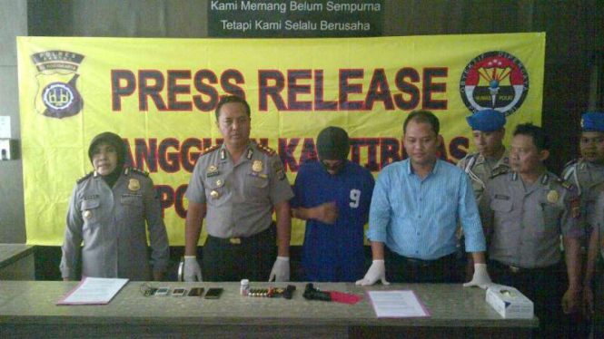 Kepolisian menunjukkan pelaku penembakan misterius di daerah Bantul Yogyakarta, Senin (2/5/2016)