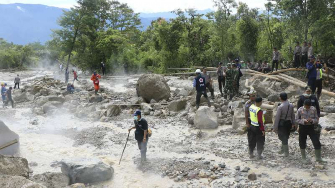  Petugas gabungan menyisir lokasi longsor di areal pembangunan Pembangkit Listrik Tenaga Panas Bumidi Kecamatan Lebong Selatan, Kabupaten Lebong, Bengkulu, Sabtu (30/4/2016).